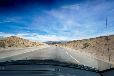 开阔的道路，在沙漠如此看待汽车挡风玻璃上图片