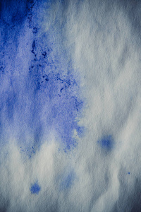 洒墨蓝色在洁白的纸,纸上的墨水渍宏照片