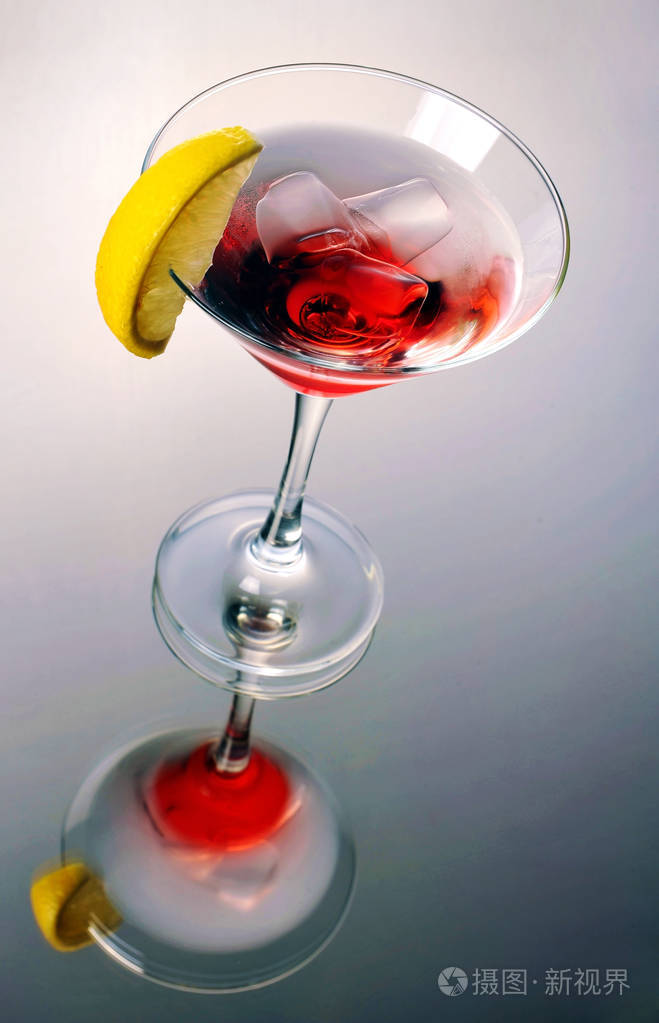 红色马提尼鸡尾酒加冰