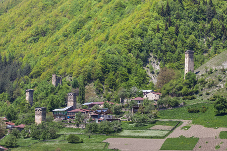 斯瓦涅季地区 G 高加索山脉的梅斯村庄的塔