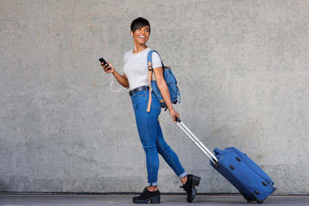 出差旅行年轻女人图片