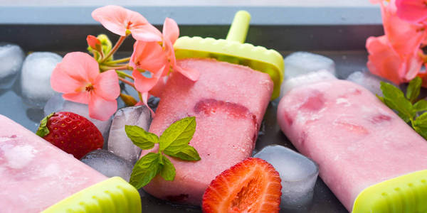 自制草莓冰淇淋冰棒