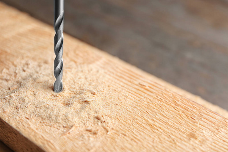 的材料加工工厂锯屑上的电圆锯木工-木工抛光木制部件-锯屑从细节下降