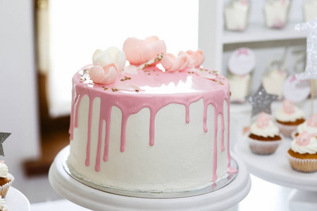 生日蛋糕与粉红色的糖衣