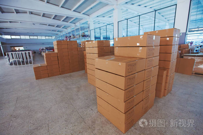 箱子装满了标签生产准备货物在美丽明亮的小工厂