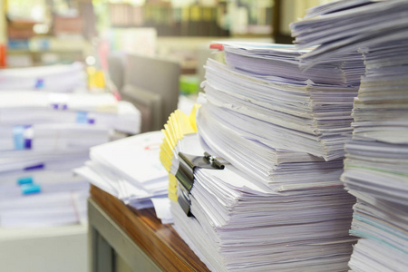 堆未完成的文件在办公室桌上，堆栈的商务用纸