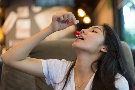 美丽的亚洲女孩与樱桃