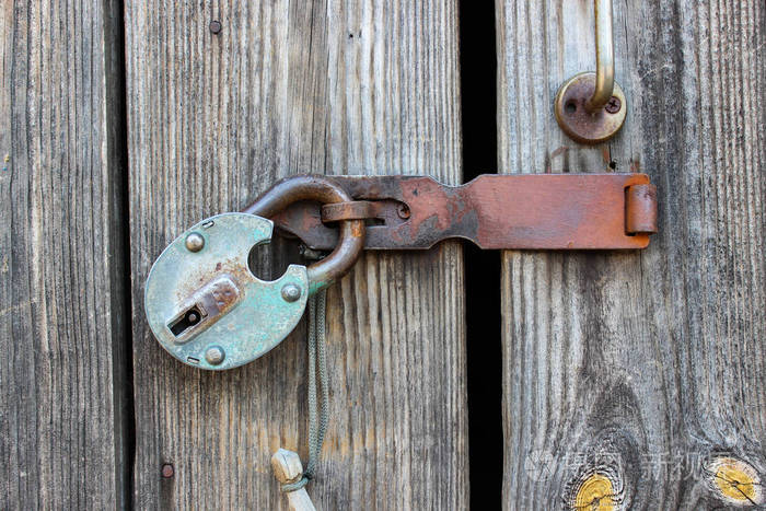 老式锁着的门