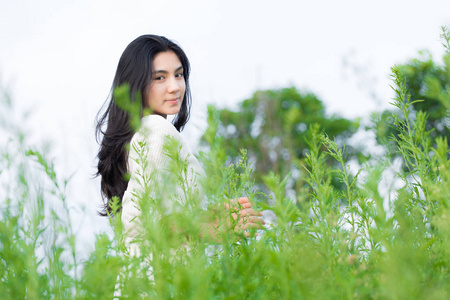 亚洲女孩在花园里的花