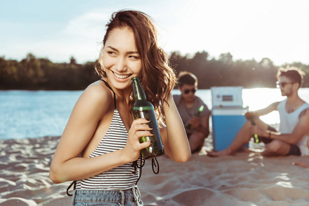 在沙滩上喝啤酒的女人