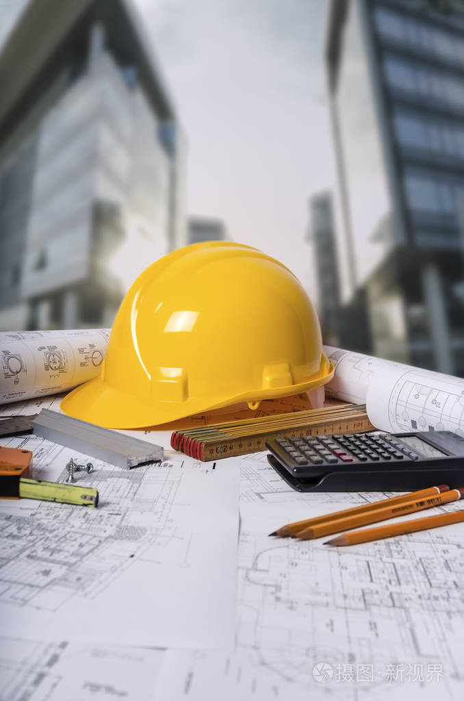 与安全头盔和书写工具针对施工现场工程师工作表
