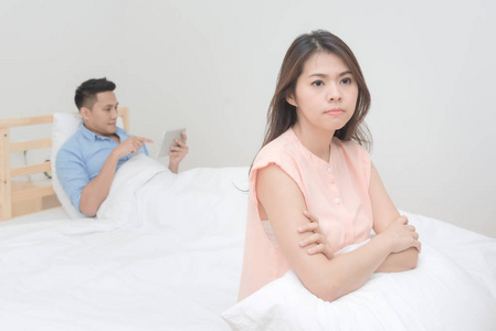 亚洲对年轻夫妇情人有争论和吵架