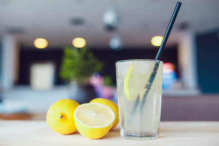 杯提神的饮料与水果和一张桌子上的冰寒。夏季柠檬水