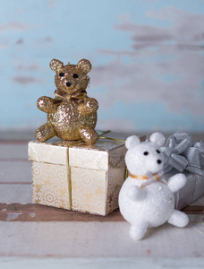 圣诞节可爱的金泰迪熊和黄金礼品盒在木 bac