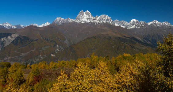 双峰的山乌什巴山，格鲁吉亚高峰期