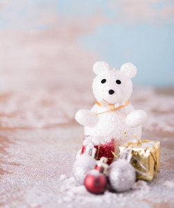 闪亮的白色圣诞球和白色可爱的熊在雪 backgr