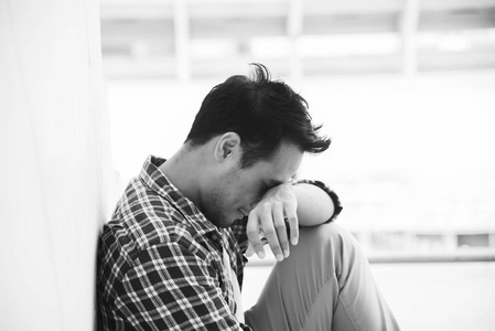 一个男人很伤心用刀在后面一个伤心男人的轮廓胡子英俊的男人抱着他