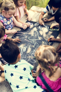 儿童在黑板上画粉笔
