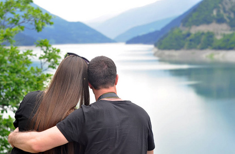 爱在旅行期间在湖上看山蜜月夫妇浪漫