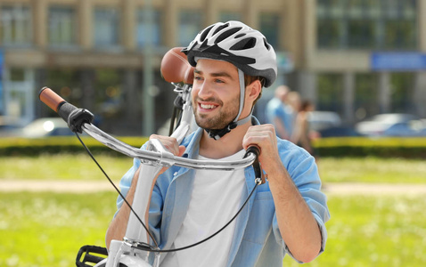 年轻男子携带自行车