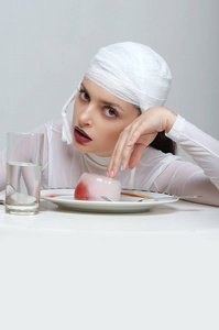 一个女孩吃速冻的草莓果冻里的时尚肖像
