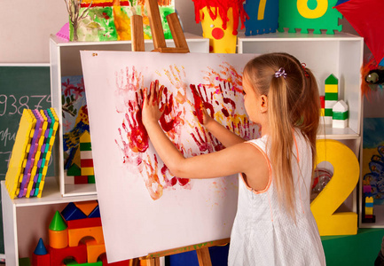 儿童绘画画架在美术课上的手指图片