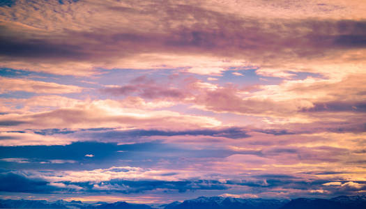 在斯匹次卑尔根斯瓦尔巴群岛朗伊尔城橙色日落山云夕阳
