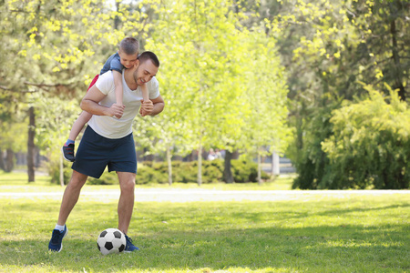父亲和儿子踢足球图片