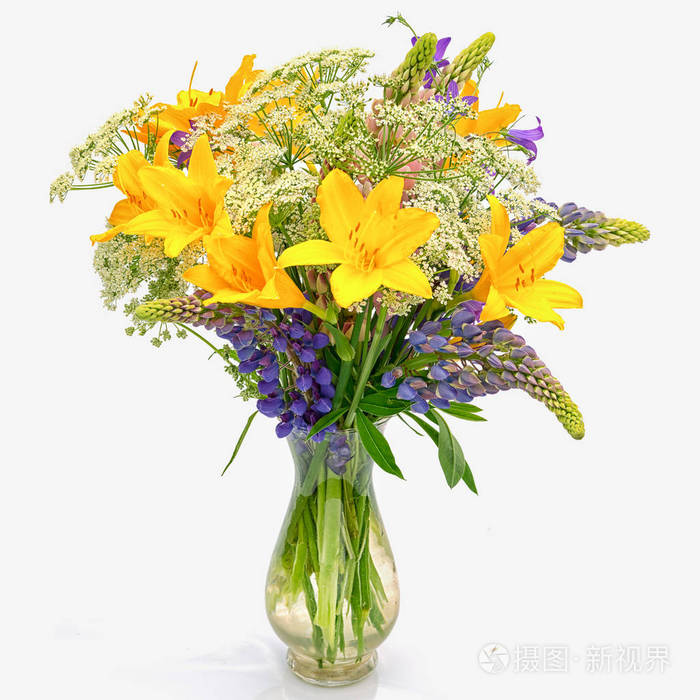 花束 od 野生花卉 蓍预防 黄花菜 羽扇豆在孤立的白色背景上的透明玻璃花瓶