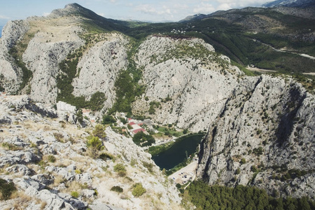 查看从 Stari Grad Omis 市在克罗地亚的堡垒