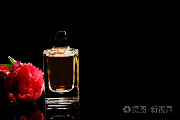 香水瓶和花照片 正版商用图片0u5n9s 摄图新视界