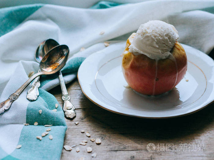 烤的苹果塞满无花果果酱，与香草冰淇淋球