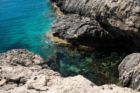 多岩石的海岸线，在塞浦路斯