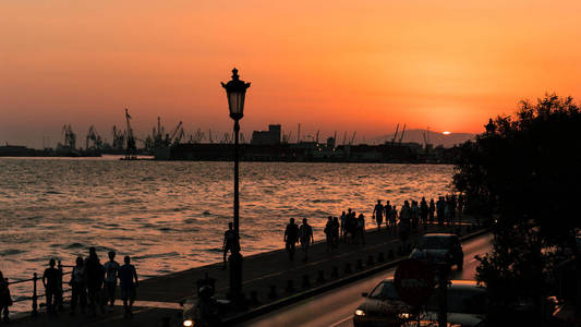 萨洛尼卡港口在黄昏时候，日落山背后隐藏的意义