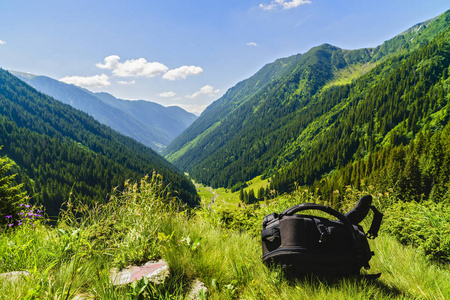 照片背包山旅游概念图片