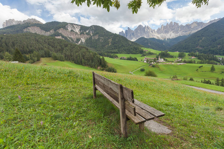 木制的公共花园座椅没有与意大利小小山城中白云岩为背景的人