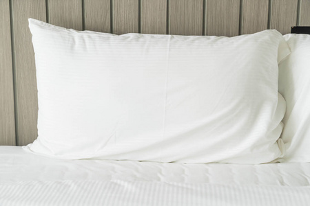 在卧室里的床上装饰的白色枕头
