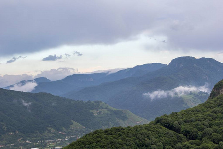 多云的天空翻山越岭