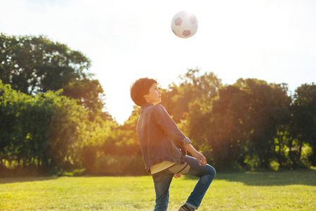 精力旺盛的好孩子,正在发挥积极作用照片
