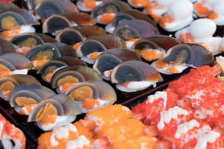 在户外市场的新鲜寿司图片