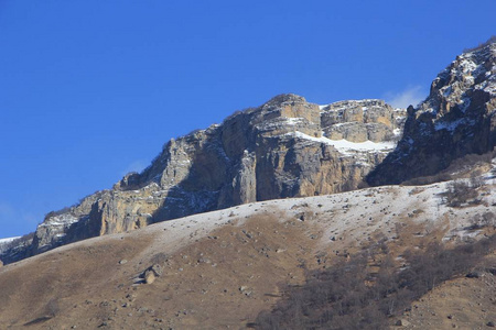 高岩石在风景如画的峡谷的美景