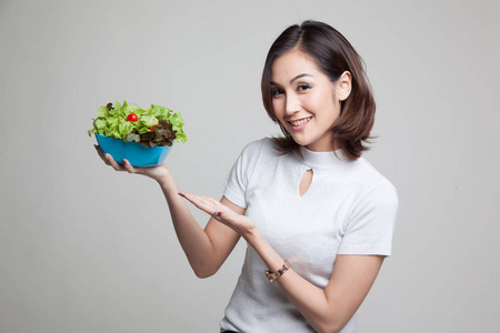 健康的亚裔女子和沙拉