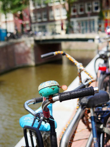 阿姆斯特丹运河为背景的老自行车铃。