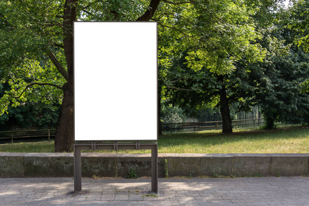 孤立在公园前的空白广告空间标志