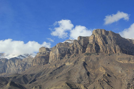 高岩石在风景如画的峡谷中美丽的景色