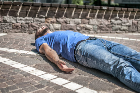 心脏病发作后昏迷不醒的家伙照片