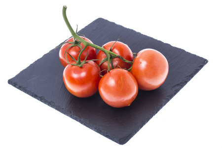 红色成熟的西红柿，在黑色的石头