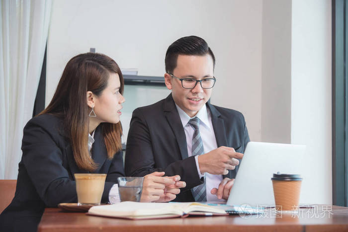 在办公室工作的商人,商人探讨照片-正版商用图片0u645c-摄图新视界