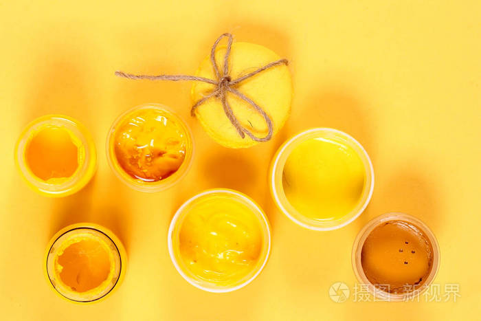 在黄色背景明亮照片上的黄色物体