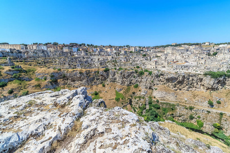 典型的石头房子 Sassi di Matera 马泰拉教科文组织欧洲资本的文化 2019 年在蓝蓝的天空下的全景视图。巴西利